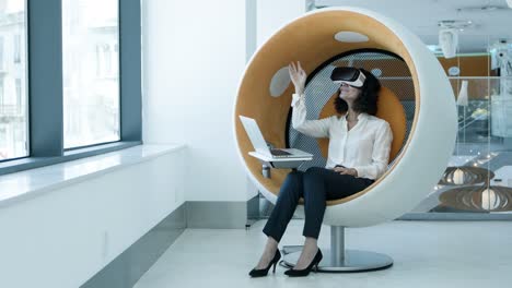 Happy-businesswoman-enjoying-virtual-reality
